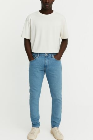 Stylish casual men's jeans in blue denim for everyday wear
